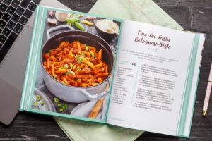 Kochbuch 1 Emmi kocht einfach Erstes Buch Bild Beispielrezept mit Notebook Deko
