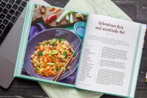 Kochbuch 1 Emmi kocht einfach Erstes Buch Bild Beispielrezept mit Notebook Deko